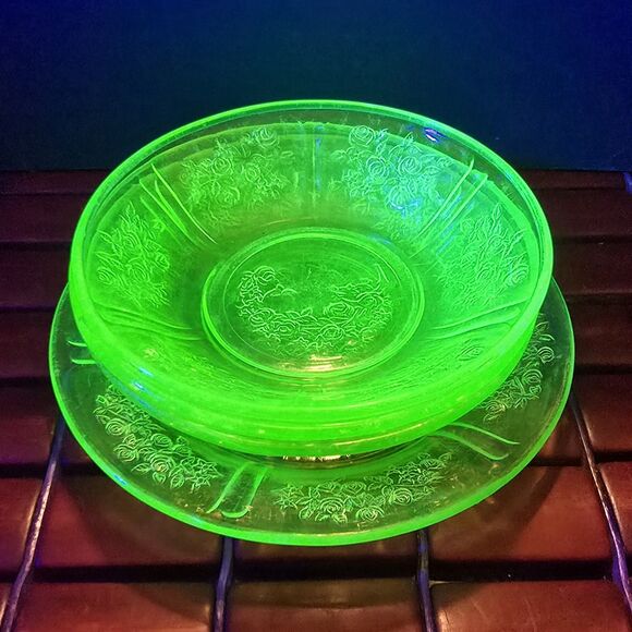 Federal Uranium Glass Sharon Cabbage Rose 3 Bowls  & 1 Plate UV Reactive - Picture 1 of 11